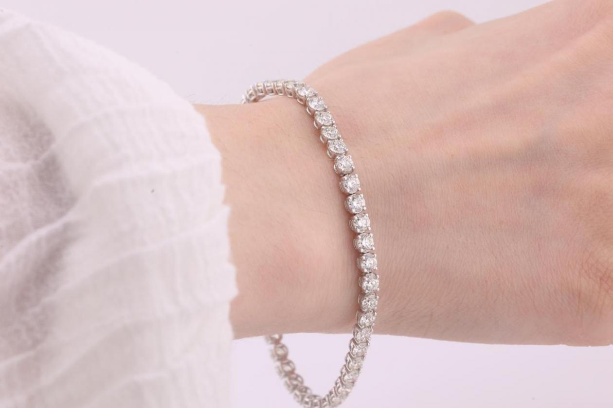 Modern 8ct diamond white gold tennis bracelet
