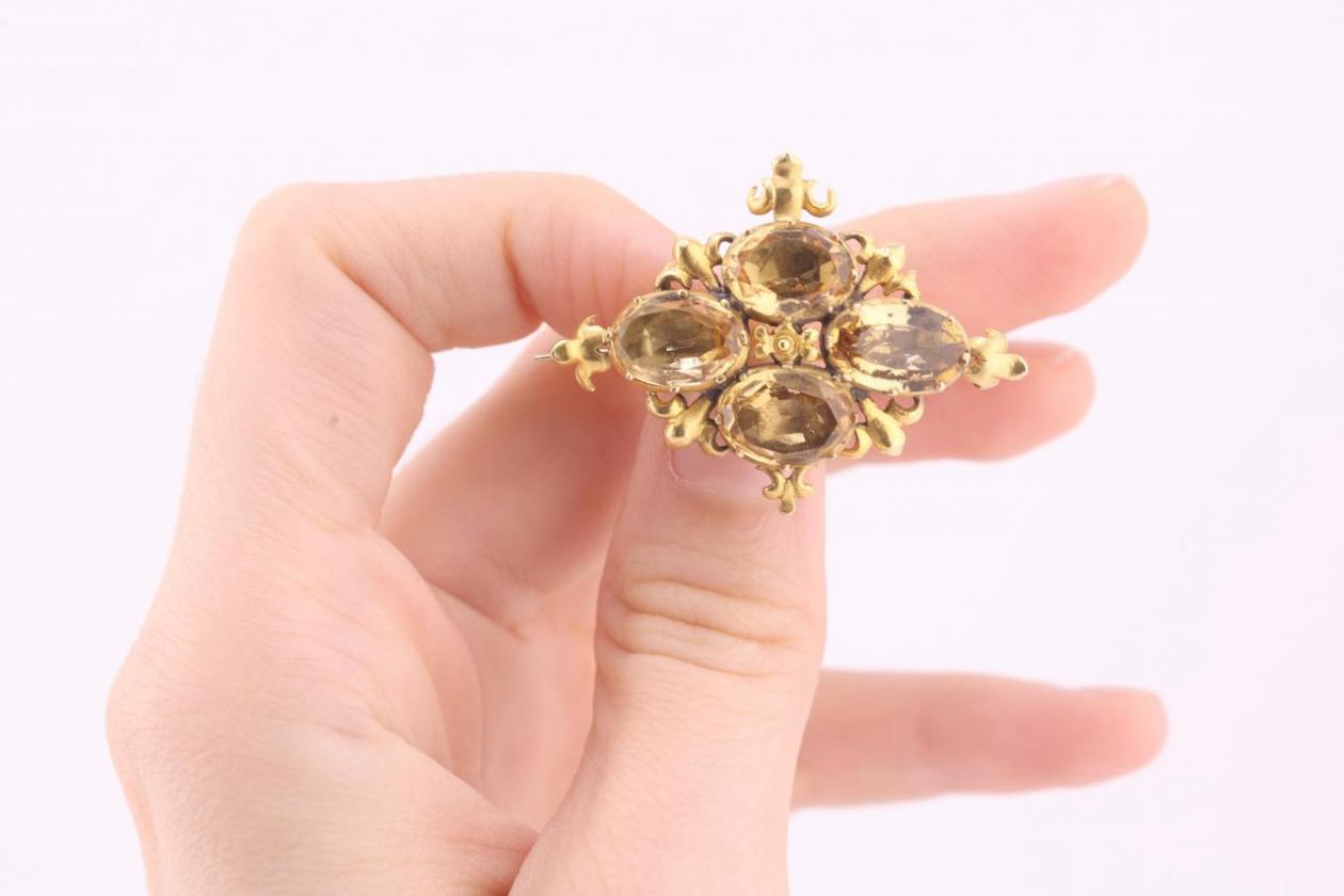 LATE GEORGIAN CITRINE CLUSTER BROOCH, CIRCA 1830