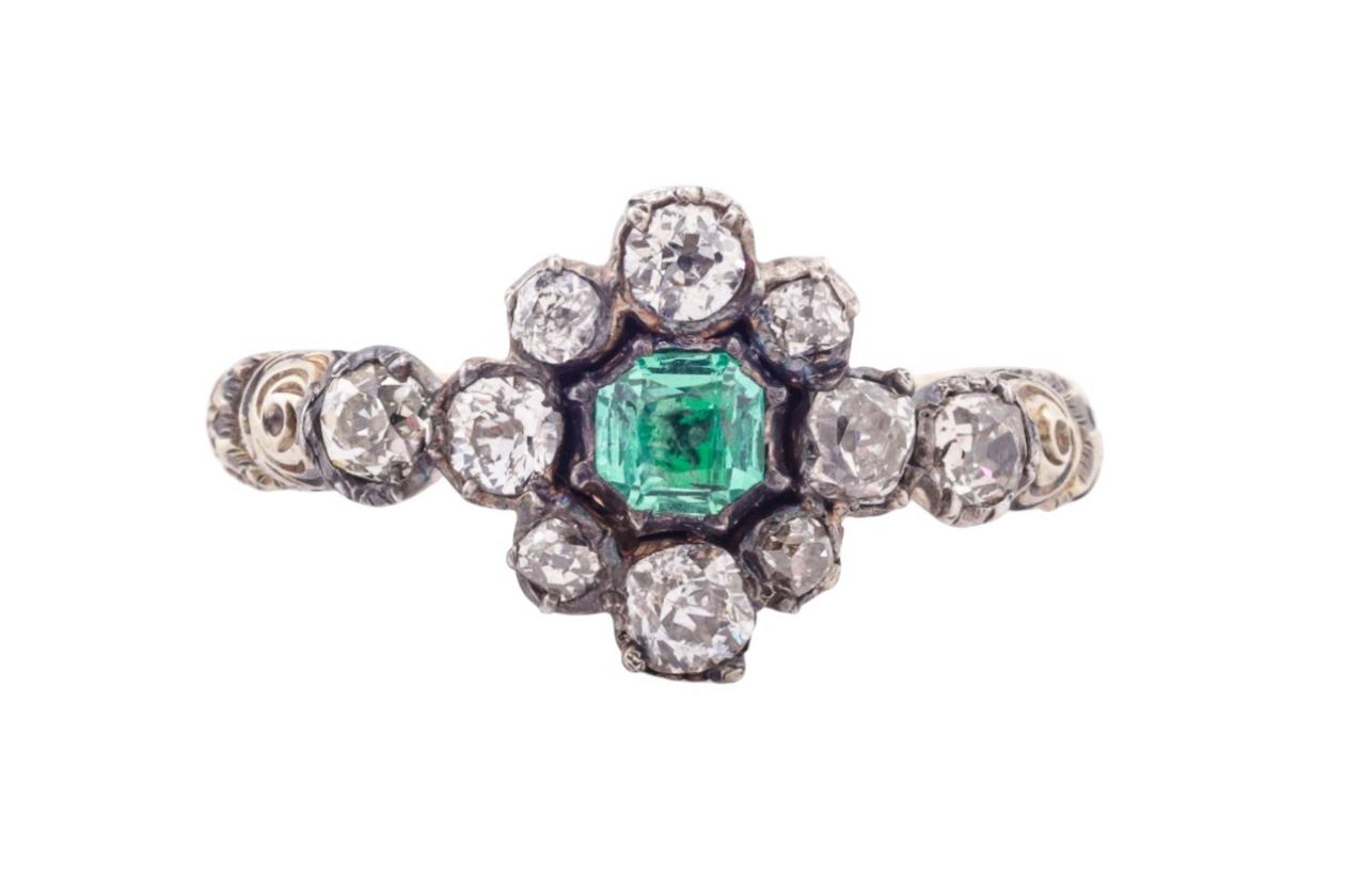 LATE GEORGIAN EMERALD AND DIAMOND CLUSTER RING, CIRCA 1820