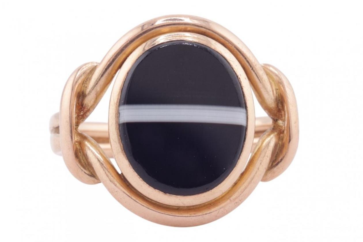 MID-VICTORIAN BANDED AGATE RING, CIRCA 1870