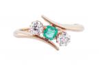 EDWARDIAN EMERALD AND DIAMOND THREE-STONE CROSSOVER RING, 1909