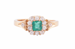 EDWARDIAN EMERALD AND DIAMOND CLUSTER RING, CIRCA 1905