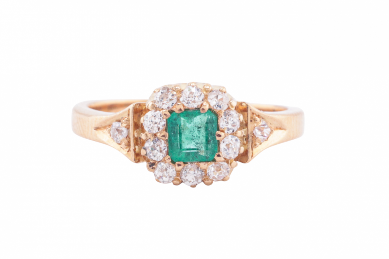 EDWARDIAN EMERALD AND DIAMOND CLUSTER RING, CIRCA 1905