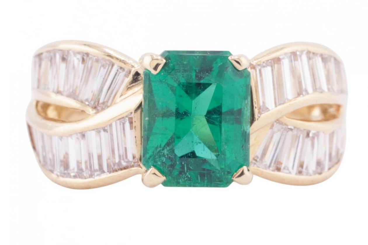 EMERALD AND DIAMOND DRESS RING, CIRCA 1970