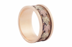 TRI-COLOUR FOLIATE BAND, 20TH CENTURY
