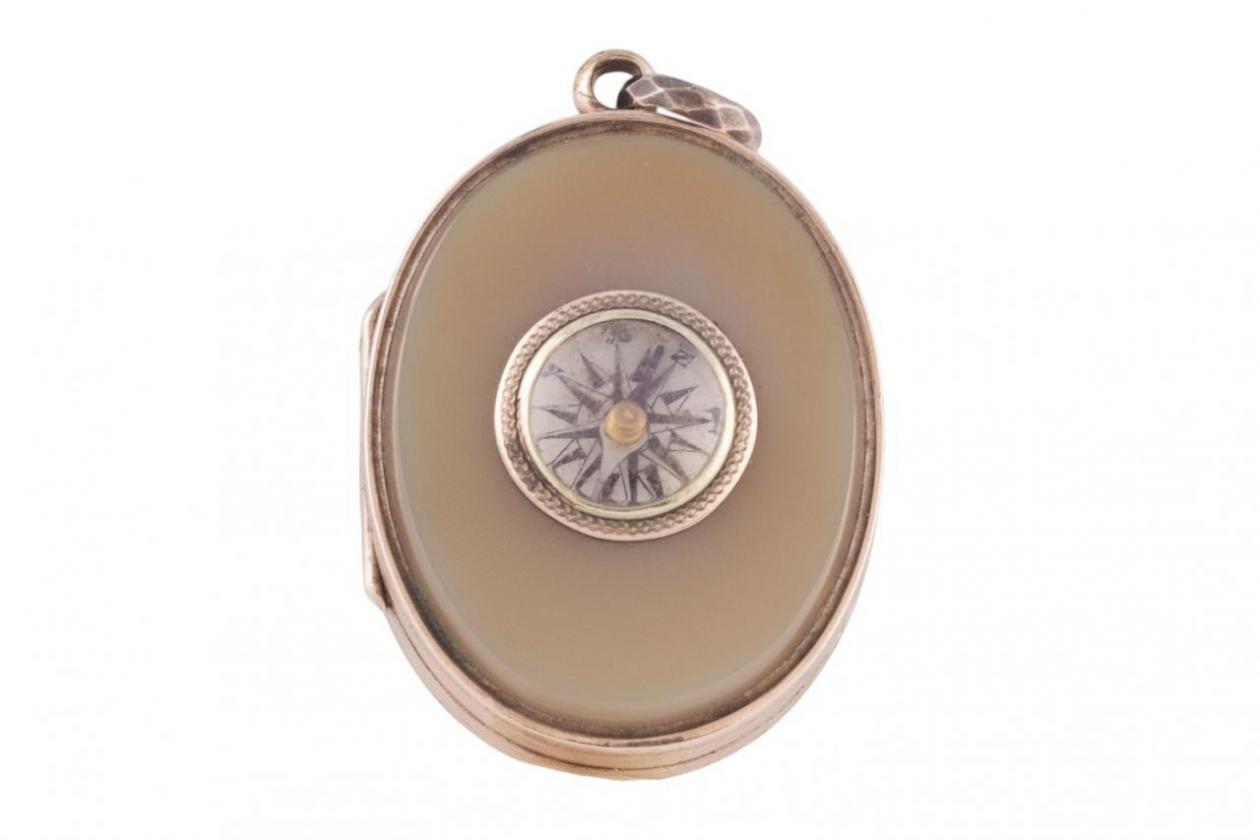 EDWARDIAN AGATE COMPASS LOCKET, CIRCA 1910
