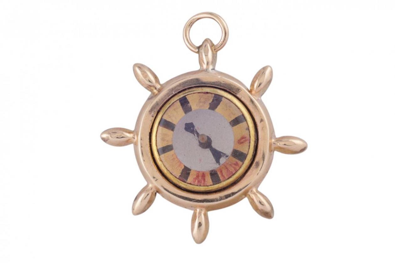 EDWARDIAN SHIP'S WHEEL COMPASS PENDANT, CIRCA 1910