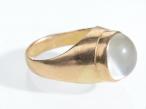 18kt yellow gold cabochon moonstone signet ring