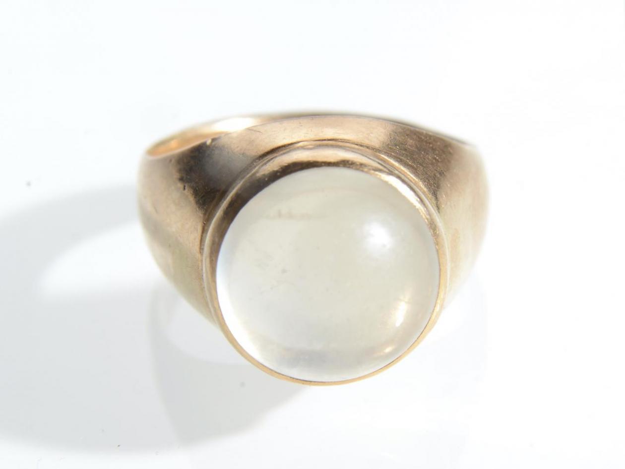 18kt yellow gold cabochon moonstone signet ring