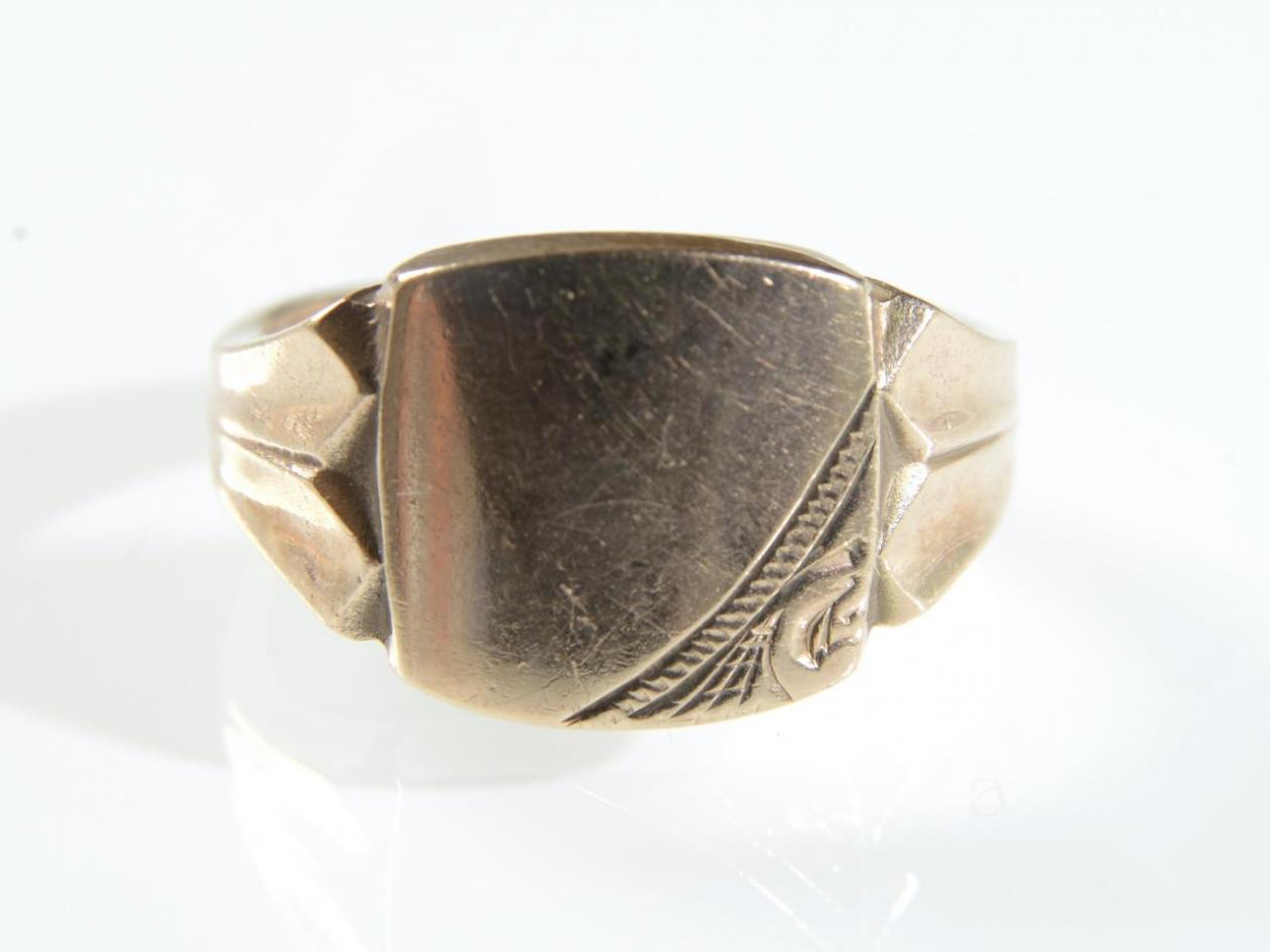 9kt yellow gold rounded square signet ring