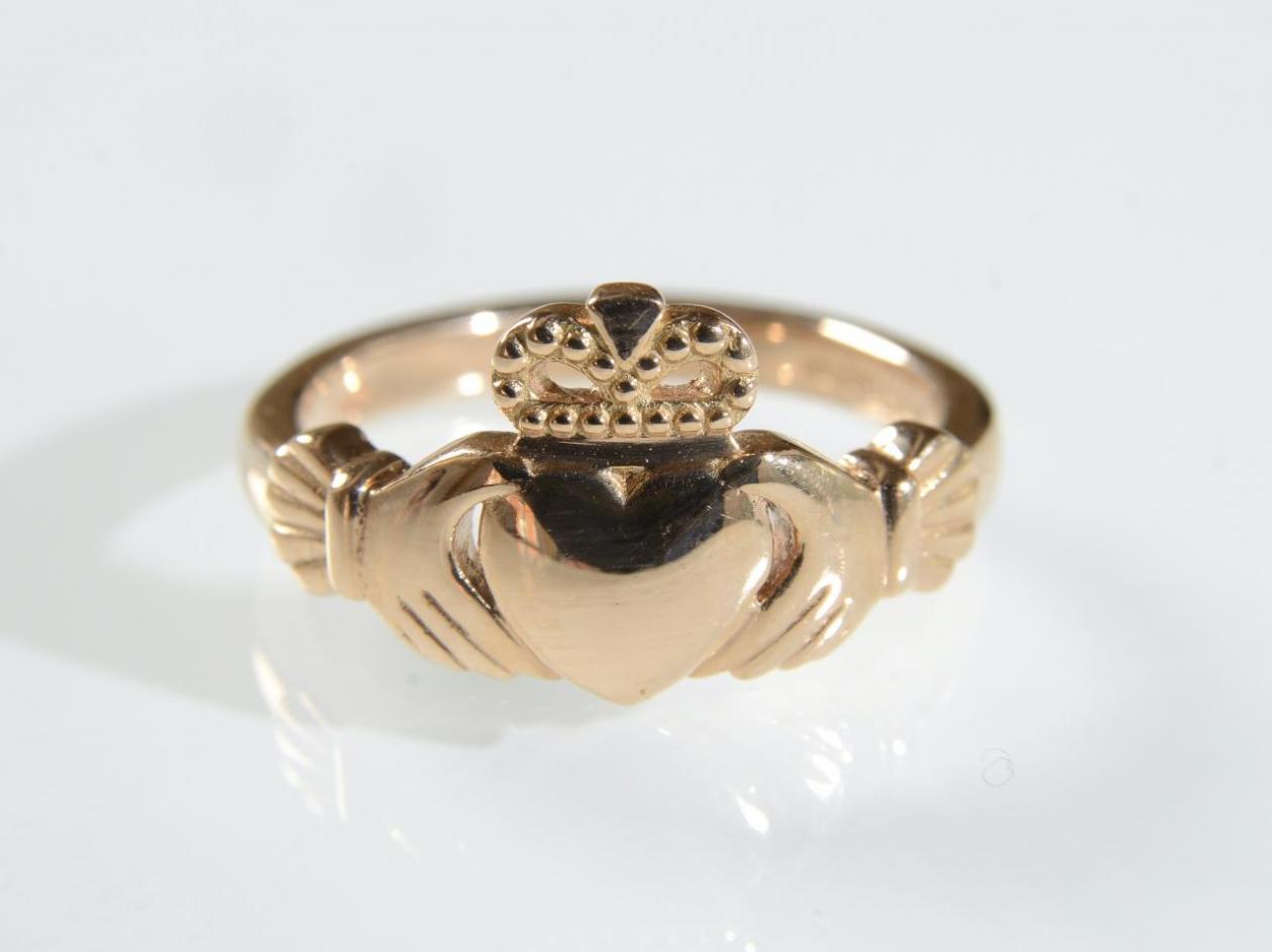 Contemporary 18kt rose gold Claddagh ring