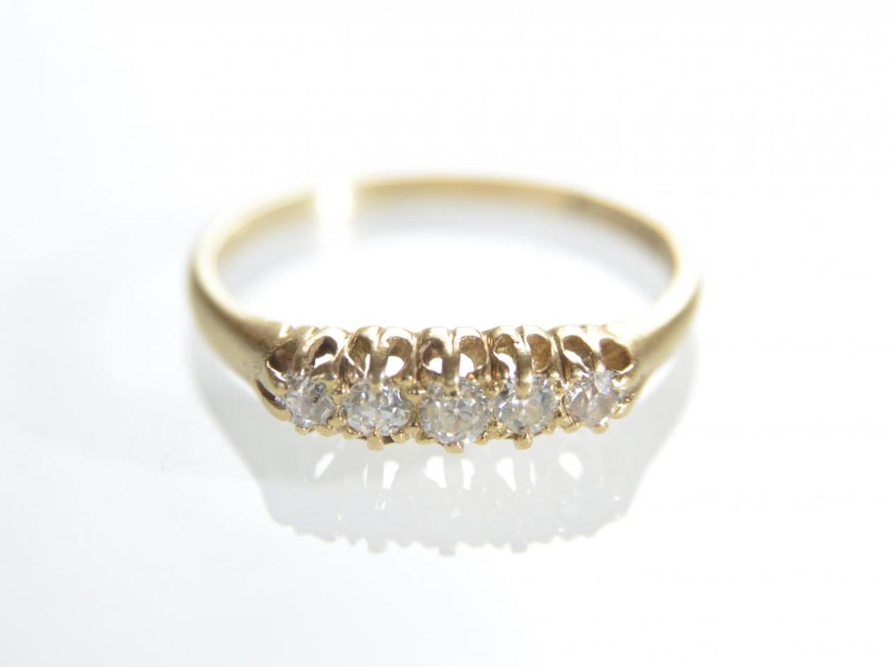 Victorian five stone diamond carved ring in 18kt yellow gold