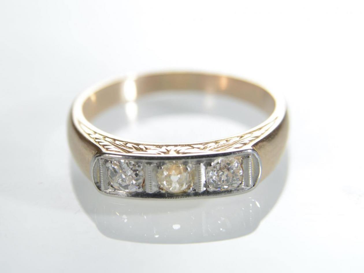 Art Deco diamond three stone band in 18kt yellow gold