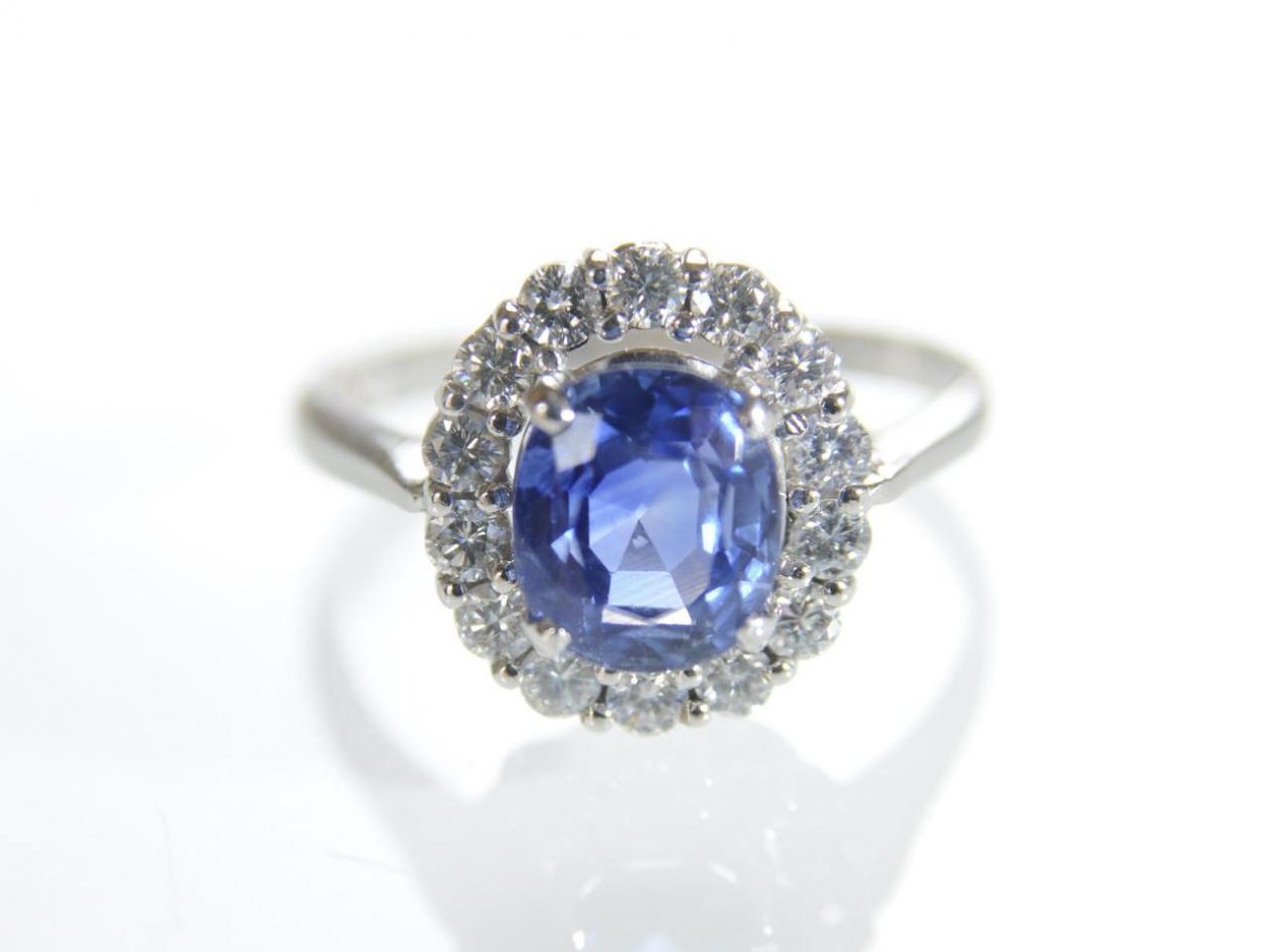 Vintage sapphire and diamond oval cluster ring in 18kt white gold