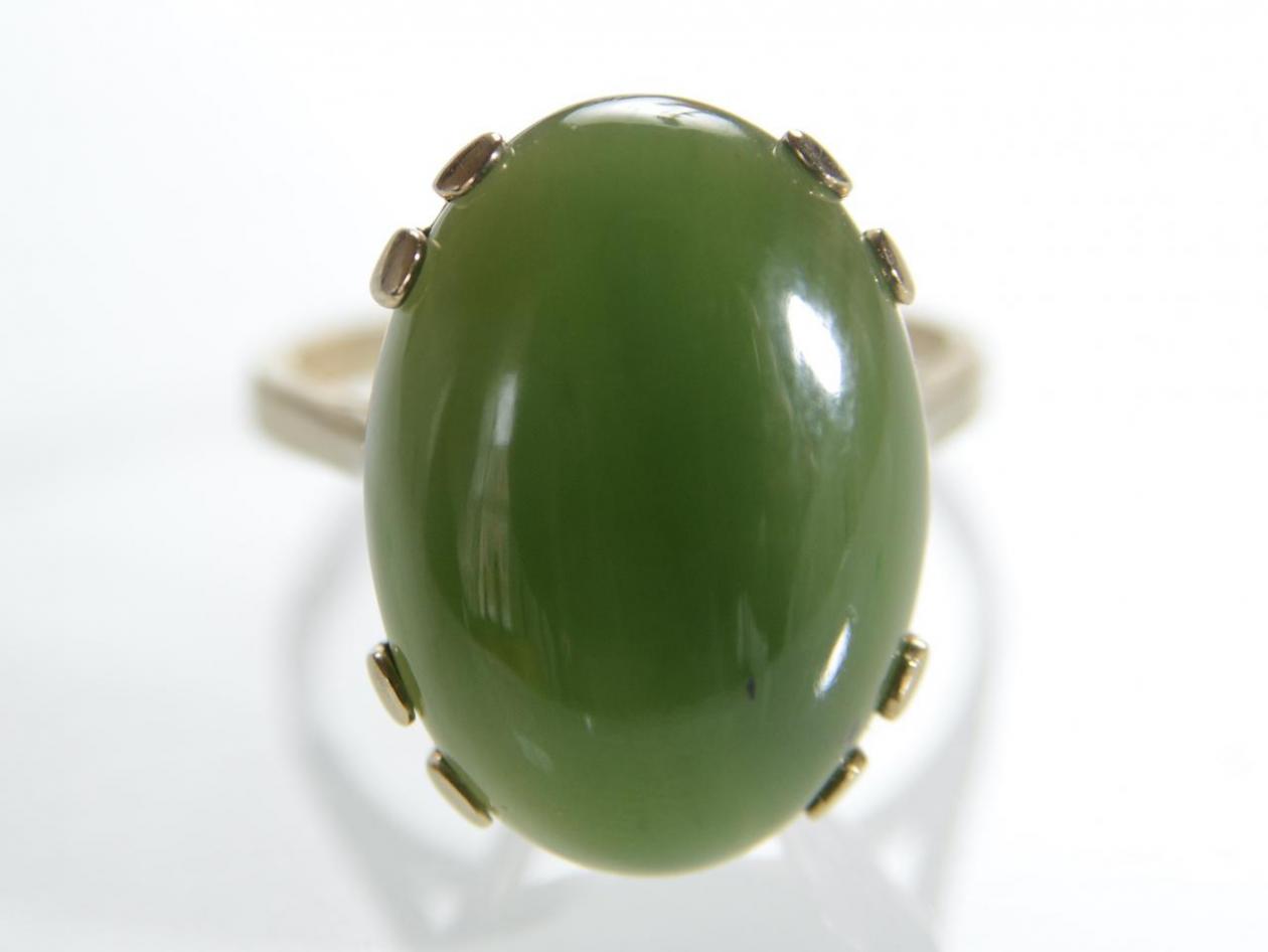 Vintage Nephrite cabochon dress ring in 9kt yellow gold