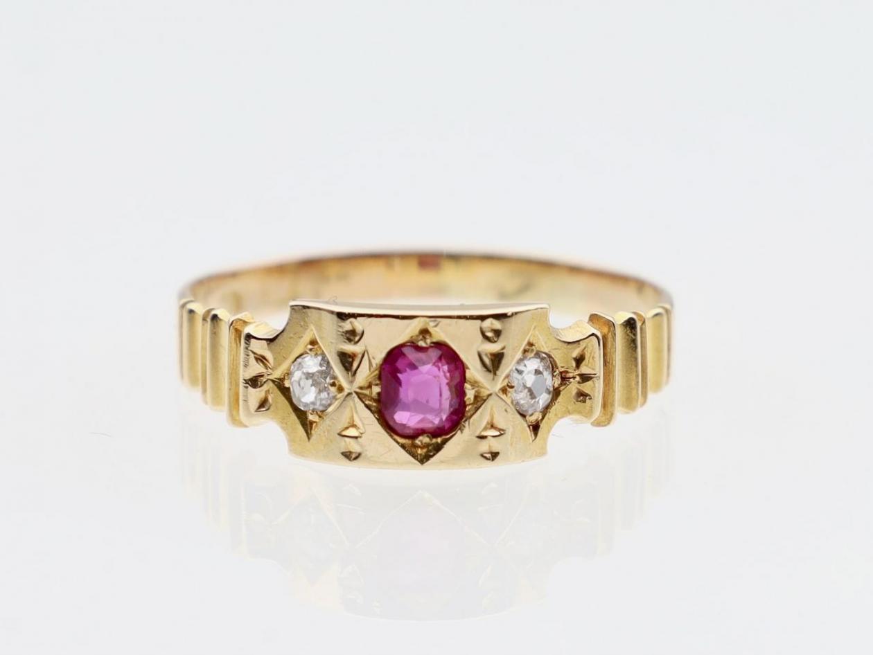 Ruby and diamond three stone plaque ring in 18kt yellow gold