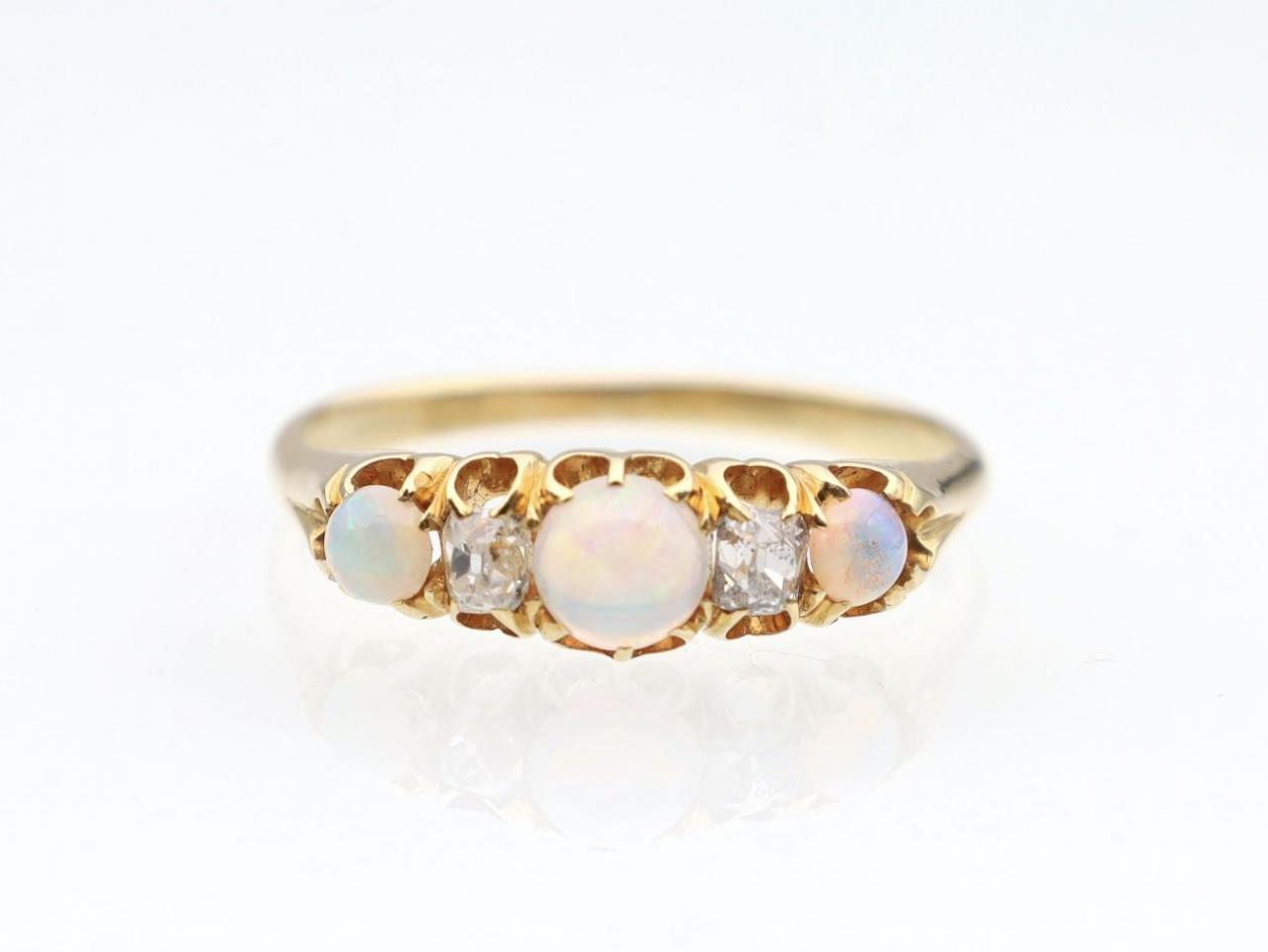 Antique oval and diamond five stone ring in 18kt yellow gold