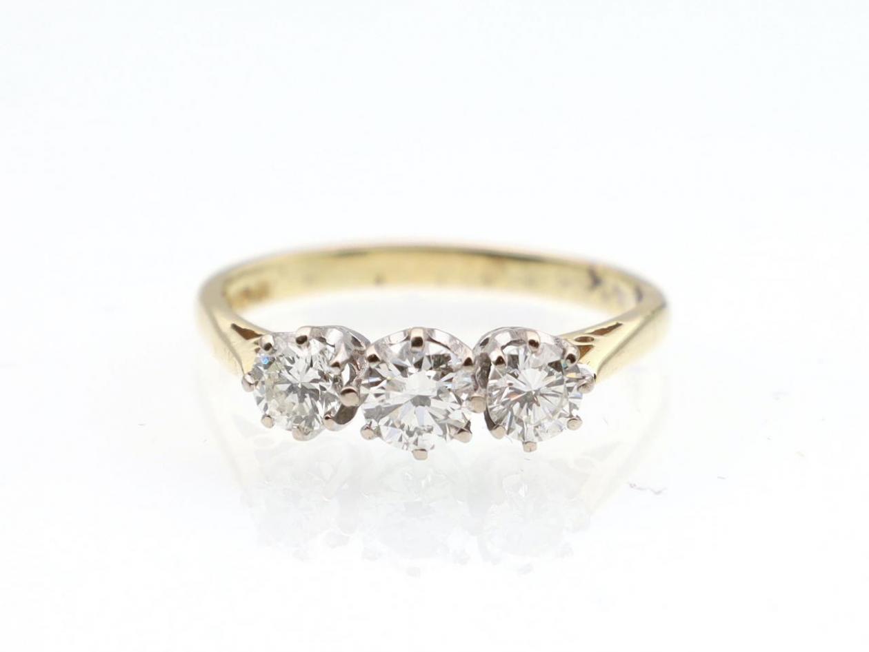 1981 diamond three stone ring in 18kt yellow gold