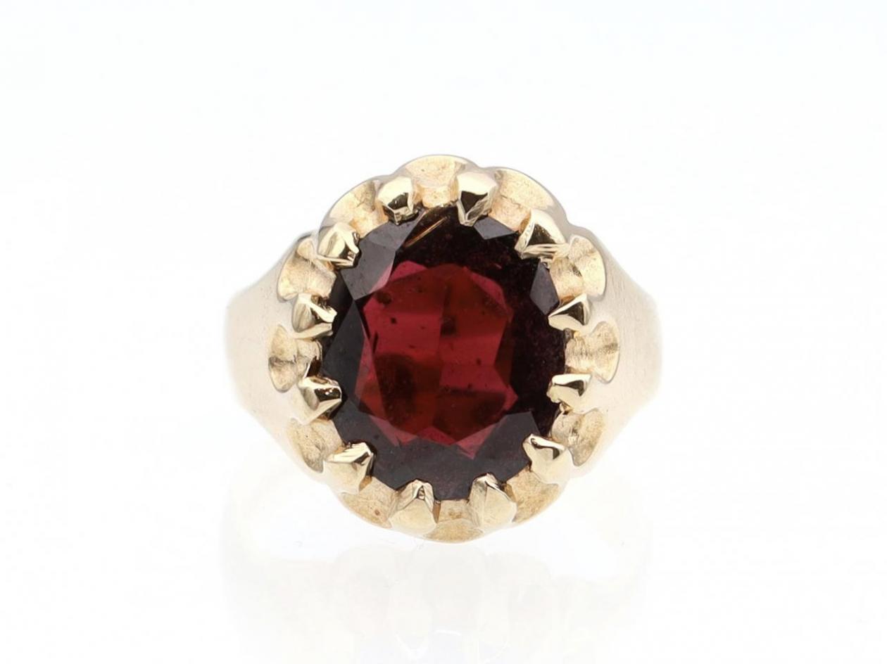 1970s 9kt Yellow Gold & Almandine Garnet Ring