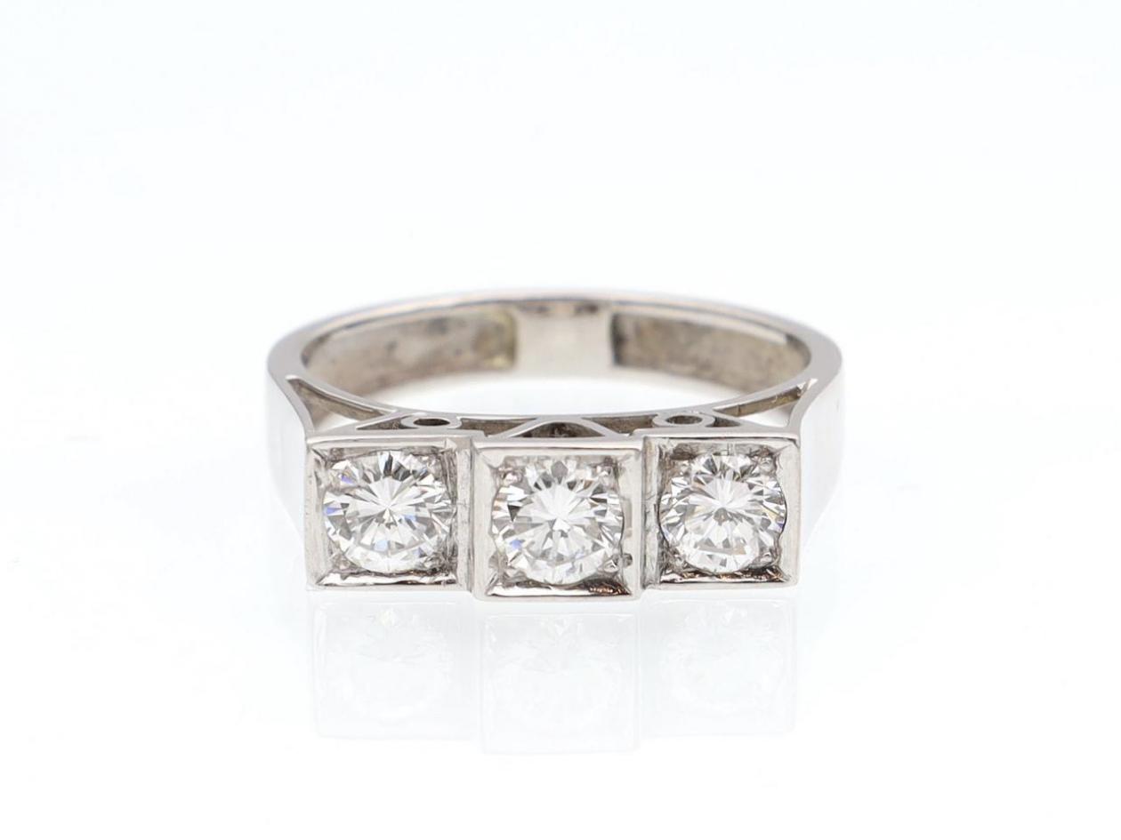 Retro diamond three stone ring in 18kt white gold