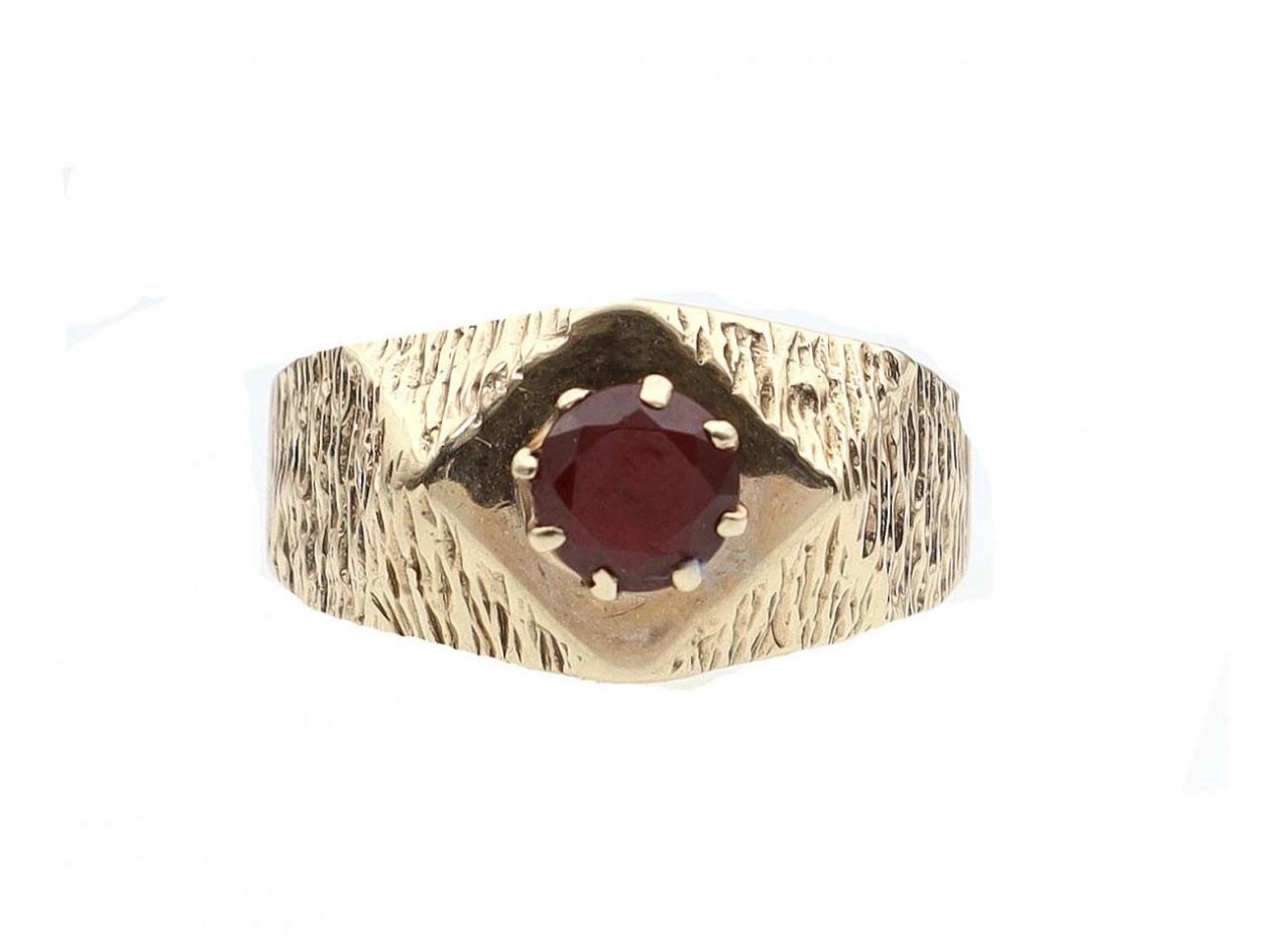 Chunky vintage synthetic ruby ring in 9kt yellow gold