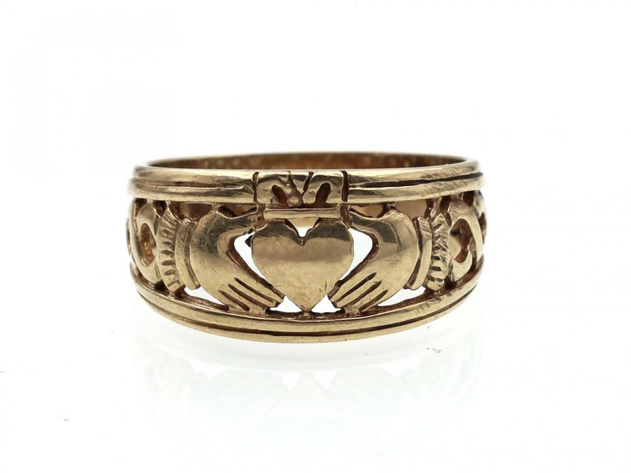 Vintage openwork Claddagh ring in yellow gold