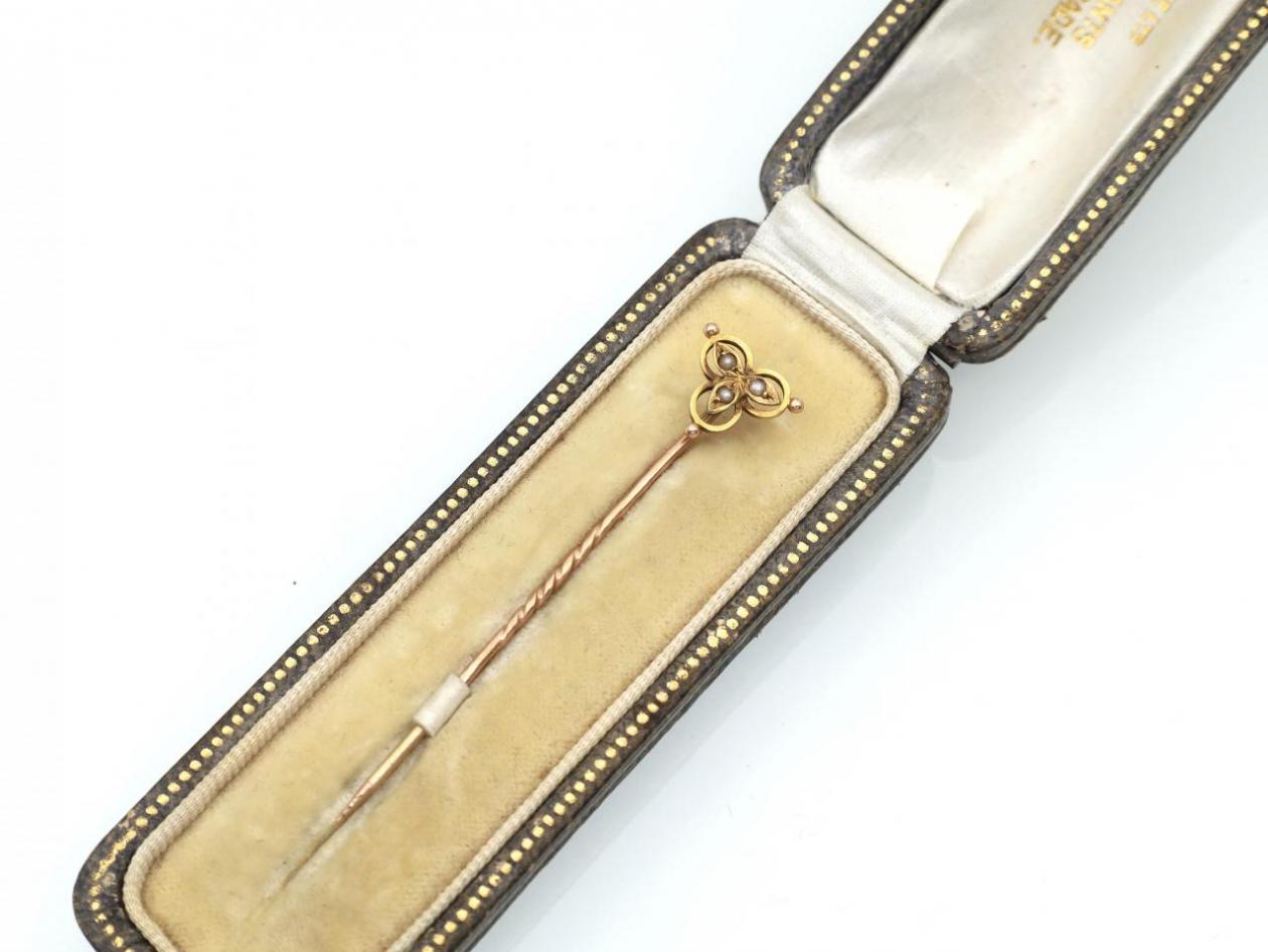 15kt yellow gold seed pearl trefoil stick pin