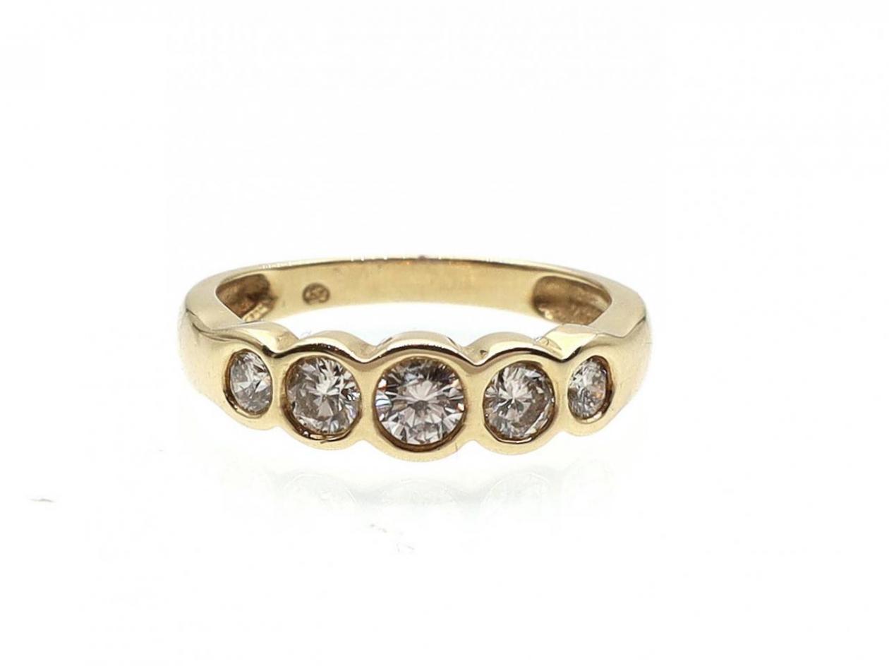 Vintage graduating five stone diamond ring in 18kt gold