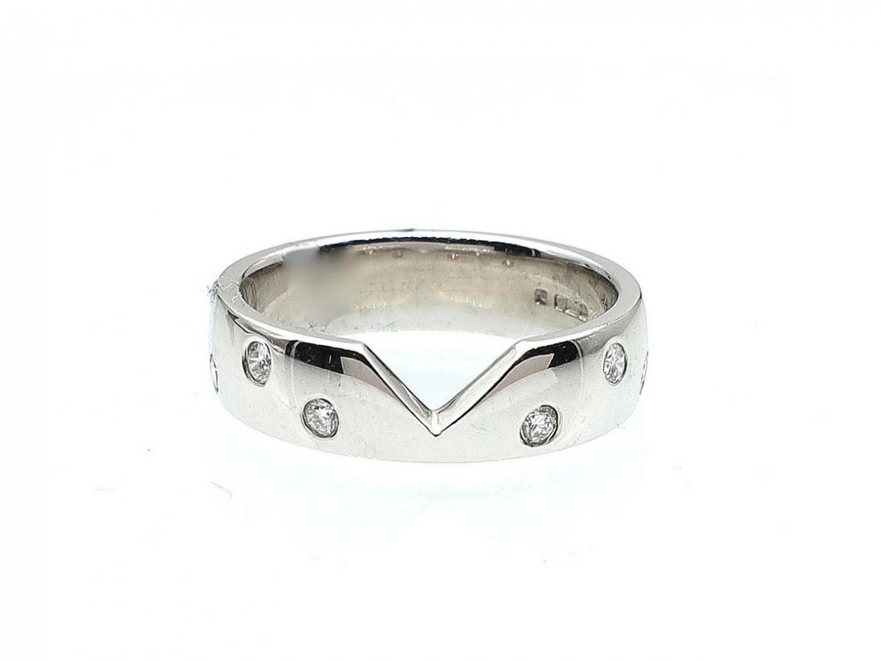 18kt white gold diamond set fitted band with angular cut out