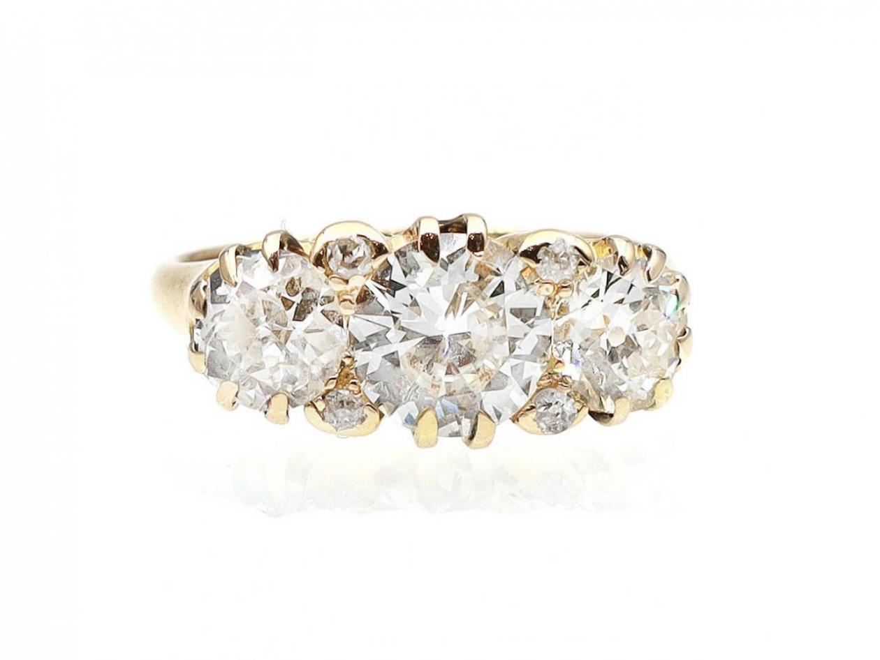 Antique three stone diamond ring in 18kt yellow gold