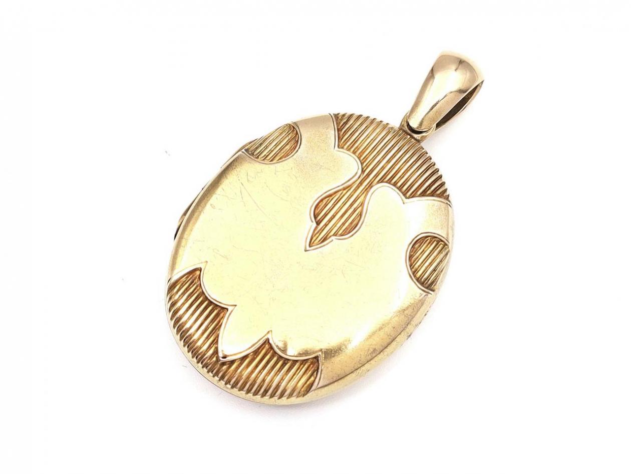 Victorian 15kt yellow gold oval locket with polished banner