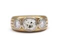 Vintage three stone diamond ring in 18kt ribbed yellow gold