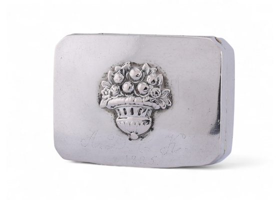 Antique silver vinaigrette with gilt interior and engraved floral bouquet lid – Courtville Antiques