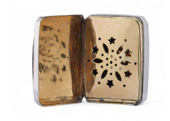 Antique silver vinaigrette with gilt interior and engraved floral bouquet lid – Courtville Antiques