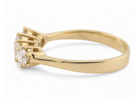 Modern 18kt gold diamond ring with estimated 1 carat total weight in F to H colour and SI clarity.