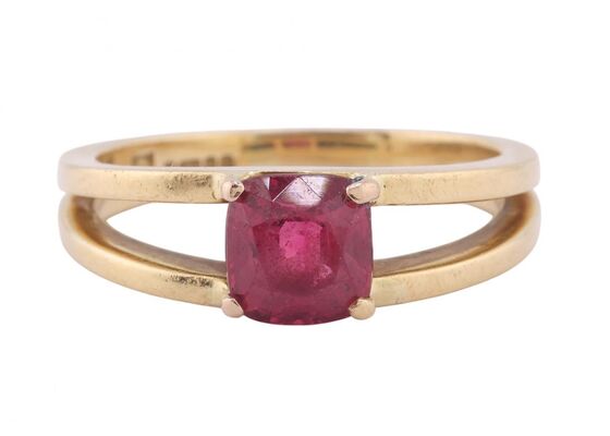 Mid-century 18kt yellow gold cushion cut red spinel ring