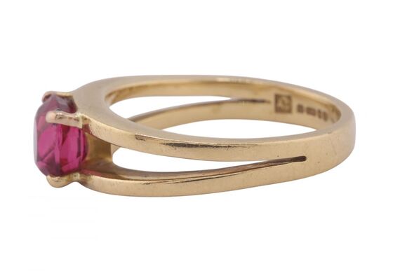Mid-century 18kt yellow gold cushion cut red spinel ring