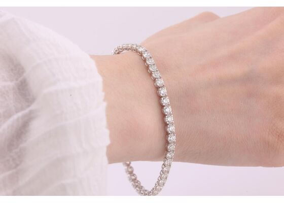 Modern 8ct diamond white gold tennis bracelet