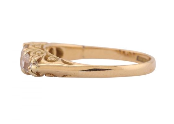 A five stone diamond ring in 18kt yellow gold