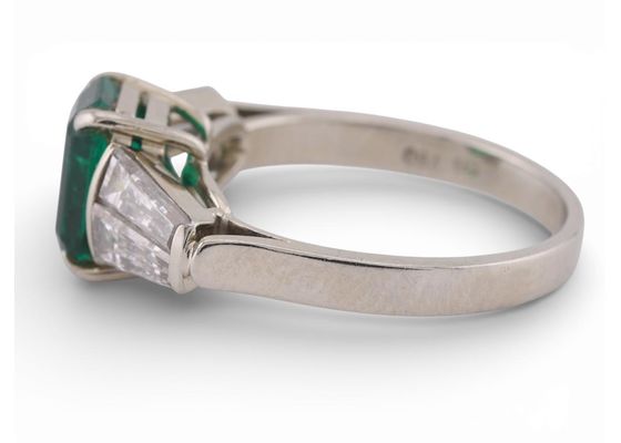 Vintage Emerald and Diamond Ring in 18kt White GoldVintage Emerald and Diamond Ring in 18kt White Gold