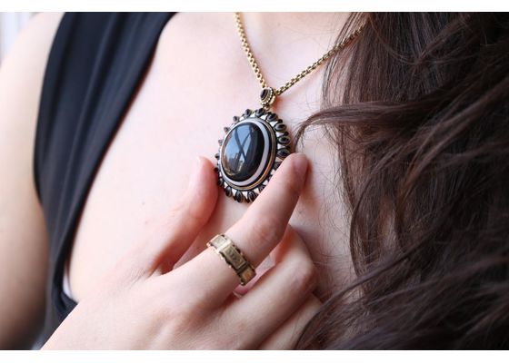 Victorian black enamel memorial ring with locket compartment in 18kt yellow gold – Courtville Antiques