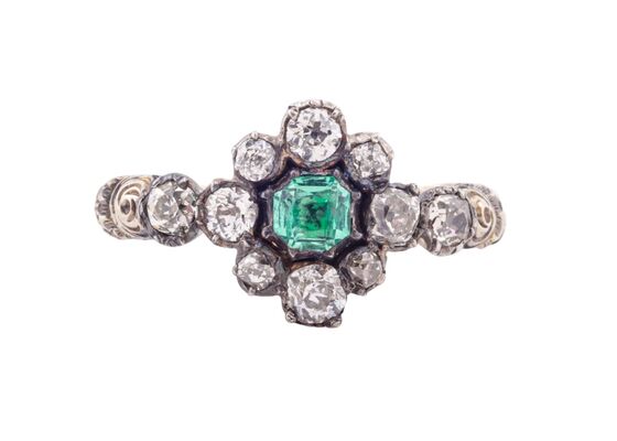 LATE GEORGIAN EMERALD AND DIAMOND CLUSTER RING, CIRCA 1820