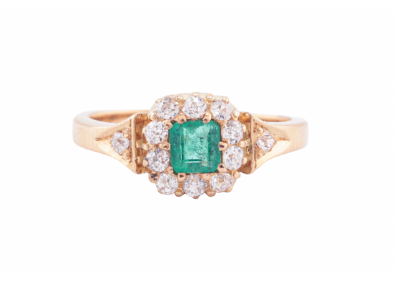 EDWARDIAN EMERALD AND DIAMOND CLUSTER RING, CIRCA 1905