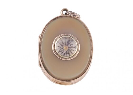 EDWARDIAN AGATE COMPASS LOCKET, CIRCA 1910