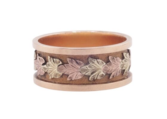 TRI-COLOUR FOLIATE BAND, 20TH CENTURY