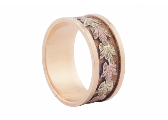 TRI-COLOUR FOLIATE BAND, 20TH CENTURY