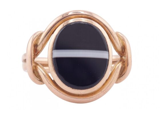 MID-VICTORIAN BANDED AGATE RING, CIRCA 1870