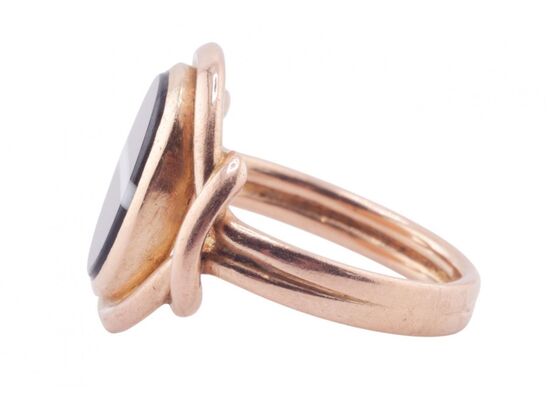 MID-VICTORIAN BANDED AGATE RING, CIRCA 1870